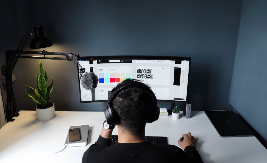 Arbeitsplatz mit Designsoftware, Farbpalette und Typografie auf dem Monitor